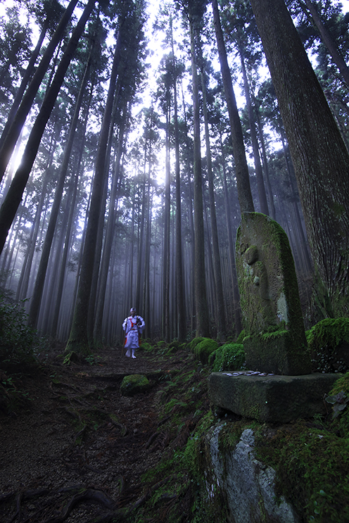 山道を急ぐ